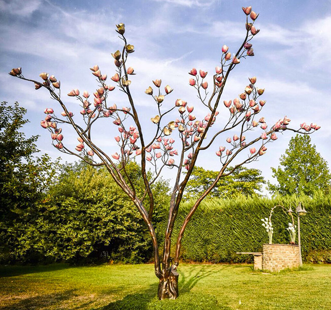 L'albero della magnolia è un'opera di design per esterni realizzata in ferro